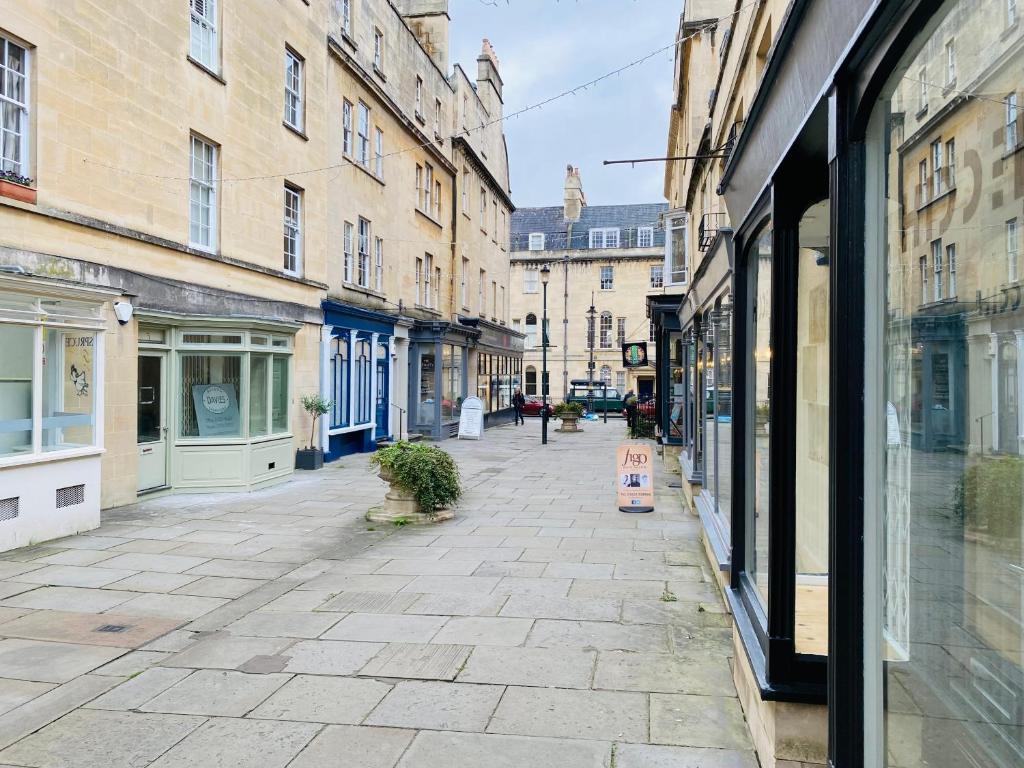 Spacious City Centre Apartment Bath room 4